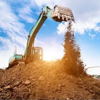 تخریب ساختمان های کلنگی و خاک برداری برادران آذر برا در رشت