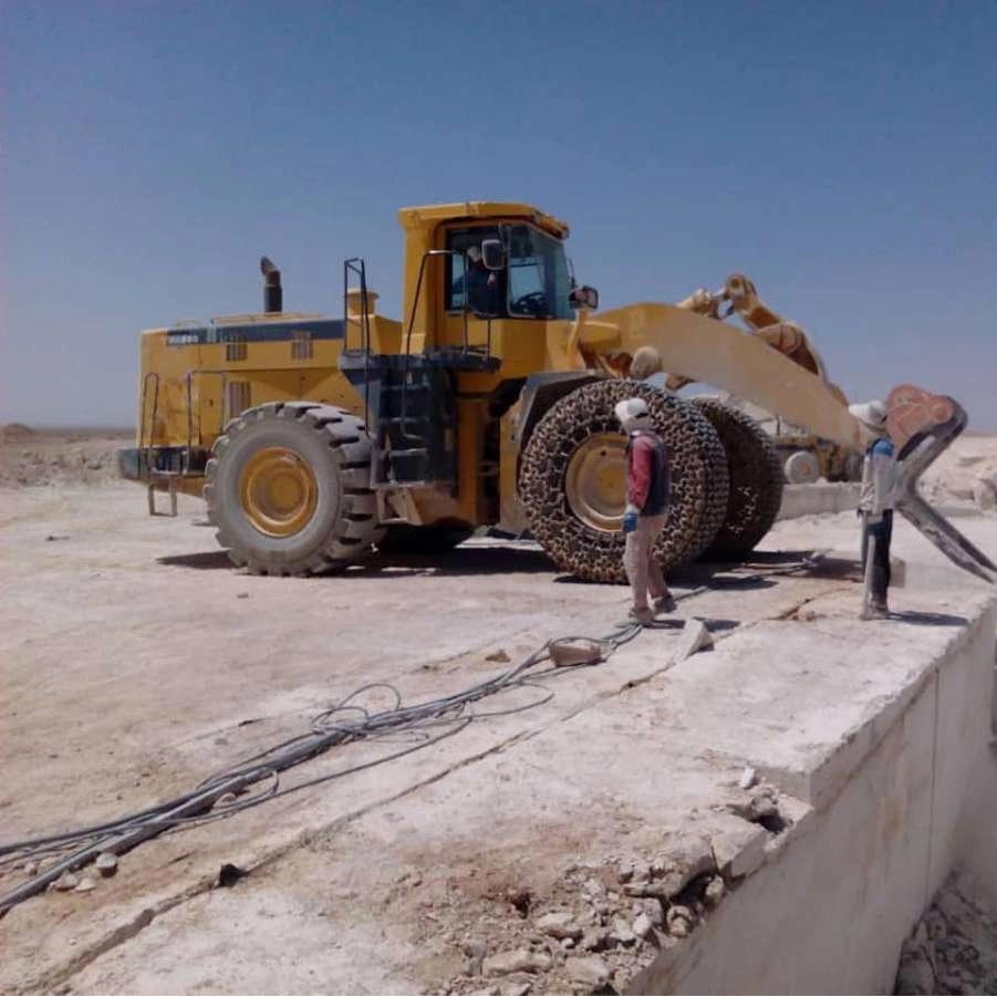 استخراج سنگ مرمر کرم رنگ معدن کرم آباده نعمت اللهی در فارس