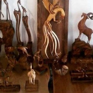 Humeyn Merkez'deki Mani sanat stüdyosunun işlemeli ahşap heykel ve ahşap dekorasyonunun satışı
