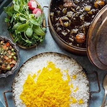 كيميا شعباني تقديم الطعام، طعام محلي الصنع في مشهد