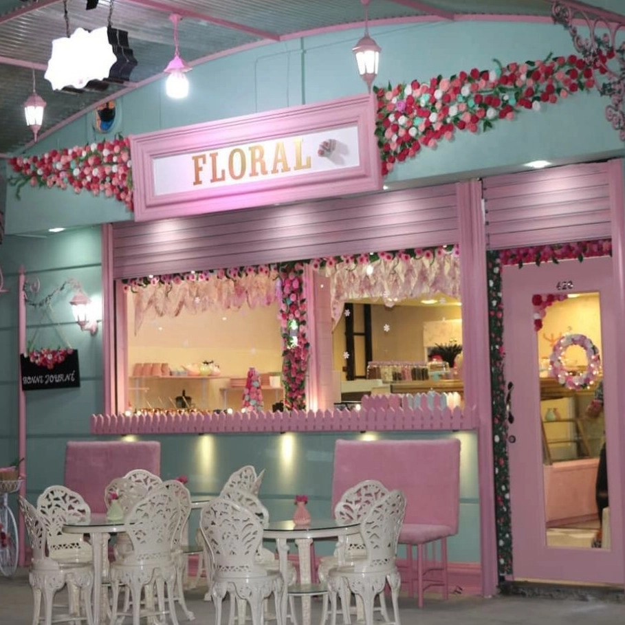 Pembe Çiçekli Kafe